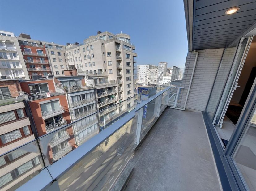 TE KOOP: Ruim appartement in Middelkerke&lt;br /&gt;
Dit instapklare appartement uit 2001 ligt op slechts één straat van de zeedijk.&lt;br /&gt;
De lichtrijke woo