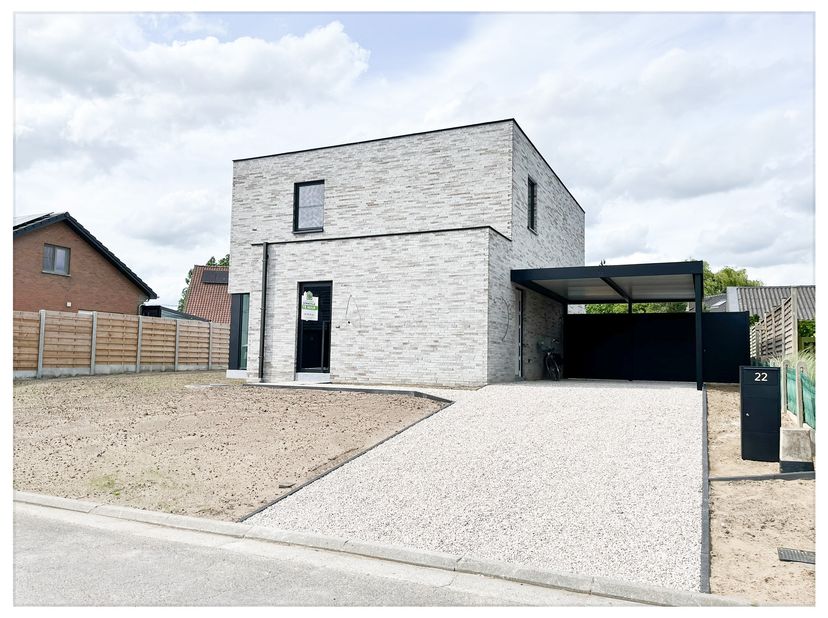 Ontdek deze instapklare, vrijstaande nieuwbouwwoning gelegen in een residentiële en doodlopende straat, net buiten de bebouwde kom. Deze woning biedt