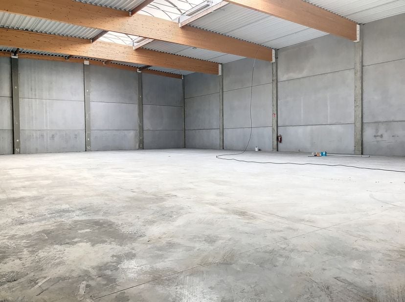 Immeuble commercial à louer à Vichte. Le bâtiment se compose d&#039;un studio/entrepôt, d&#039;une salle d&#039;exposition et d&#039;un espace de bureau au +1. &lt;br /&gt;
Dis