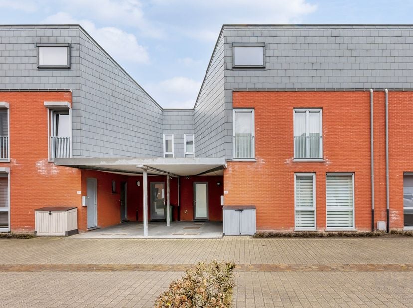 Deze recente woning is rustig gelegen in een tuinwijk aan de rand van Westmeerbeek.  Dichtbij scholen, openbaar vervoer, supermarkten en kleinhandelaa