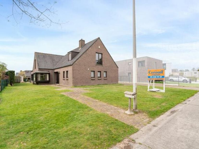 Karaktervolle villa opgetrokken en gebouwd in 1986 door de eerste eigenaar met de grootste zorg en geduld, voel je meteen de bijzondere sfeer die hier