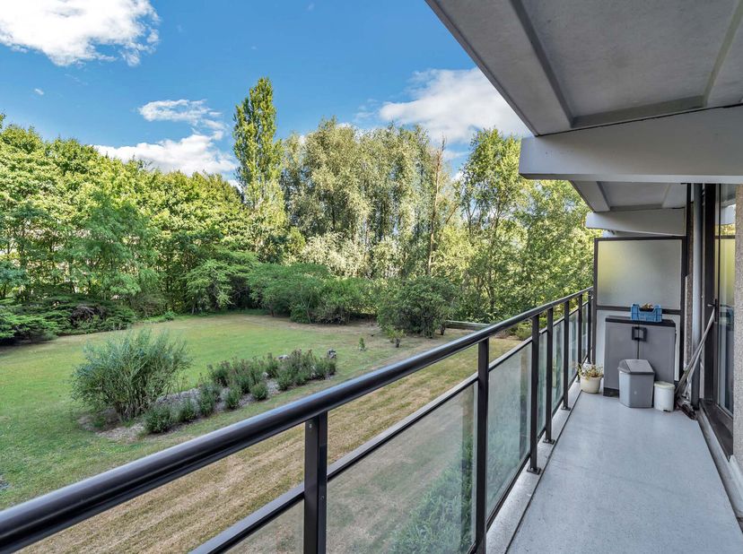 Sint-Stevens-Woluwe, op de grens met Sint-Lambrechts-Woluwe en op enkele meters van de UCL en het Parnasse-instituut. Licht en goed onderhouden 2-slaa