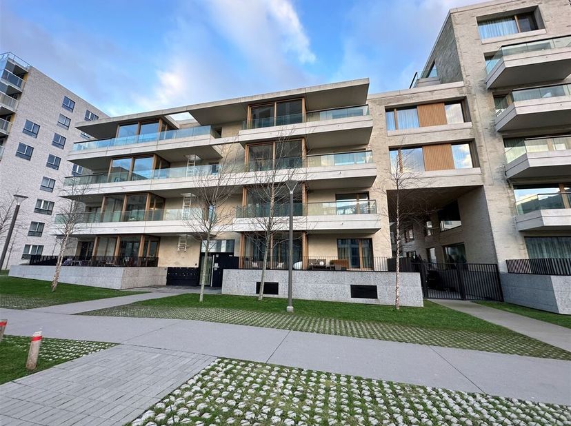 Beschrijving: Het nieuwbouwappartement is gelegen op de eerste verdieping en is bereikbaar met trap en lift. We betreden het appartement in de inkomha