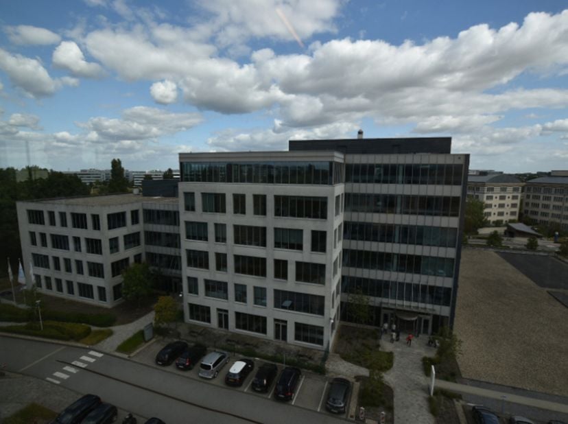 Beaux bureaux modernes à louer à Diegem. Accessibilité idéale en voiture et à 10 minutes à pied de la gare de Diegem. Il y a un restaurant sur place e