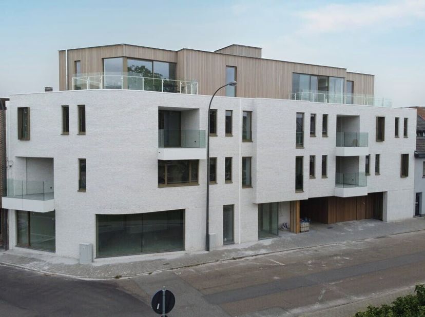 Disposition: &lt;br /&gt;
- Entrée &lt;br /&gt;
- Toilettes séparées &lt;br /&gt;
- Salon &lt;br /&gt;
- Cuisine &lt;br /&gt;
- Terrasse &lt;br /&gt;
- Couloir&lt;br /&gt;
- 2 chambres &lt;br /&gt;