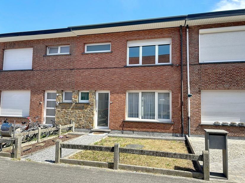 Zeer leuke en volledig opgefriste rijwoning met een mooie stadstuin. De woning omvat op het gelijkvloers een inkomhal met gastentoilet, een leefruimte
