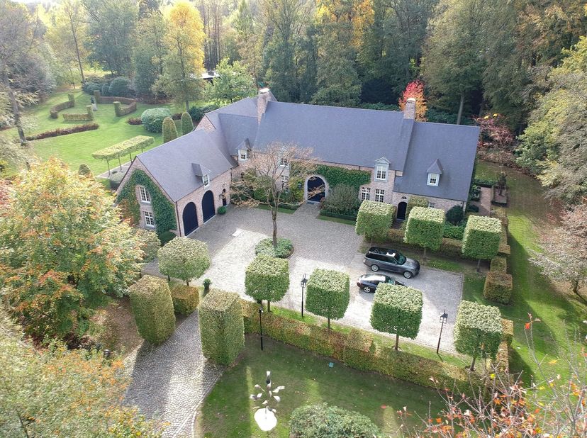 Riante Domein-villa  met inpandig zwembad en lift op de meest unieke en begeerde locatie in Schildehof op 2,7 ha.&lt;br /&gt;
Indeling gelijkvloers:&lt;br /&gt;
D