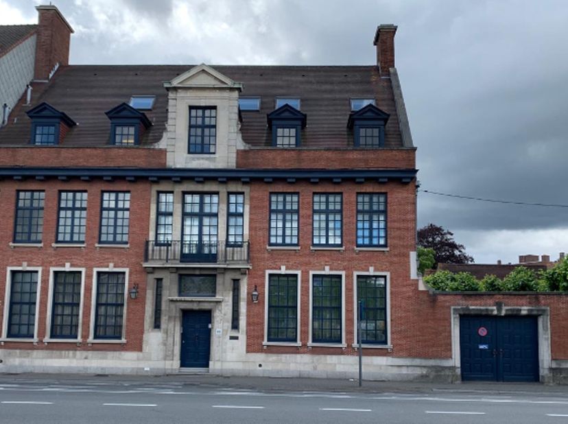 Ontdek een unieke kans om uw bedrijf te vestigen in een majestueus herenhuis met ca. 691 m² aan kantoorruimte en een archief van ca. 226 m² , gelegen