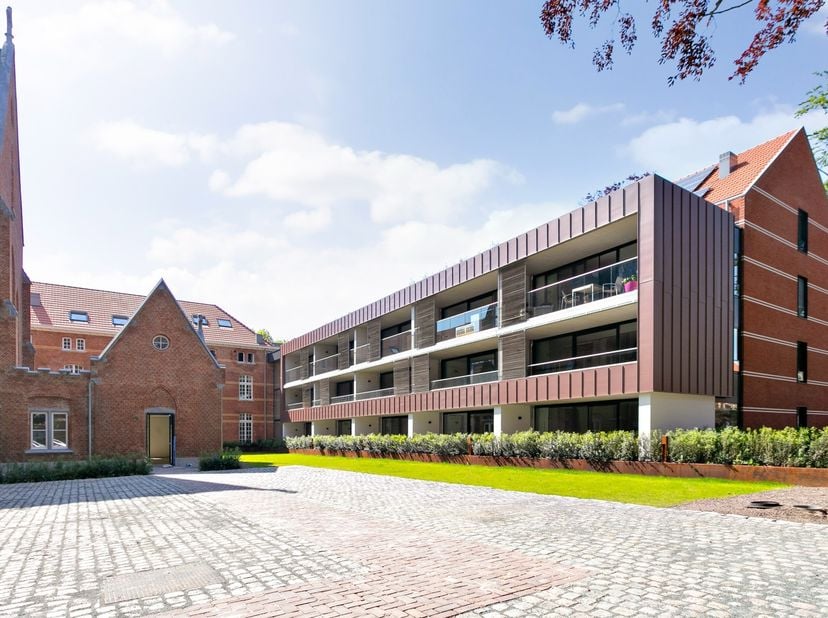 Dit nieuwbouwappartement met 2 slaapkamers heeft een ruime leefruimte met open keuken en toegang tot het terras door grote schuifdeuren en biedt moder