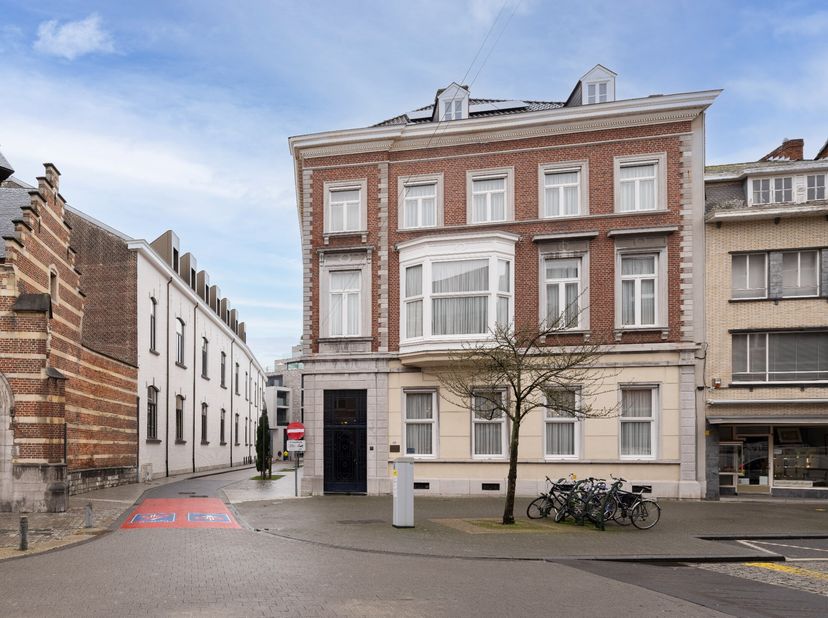 Gelijkvloerse kantoorruimte gelegen in een prachtige herenwoning in het centrum van Hasselt. Op eigen terrein zijn er buiten +- 3 parkeerplaatsen à 10