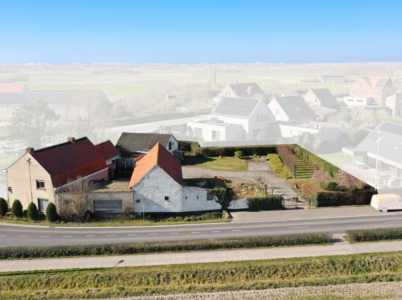 Deze hoeve met bijgebouwen en mogelijkheid tot aankoop extra bouwgrond wordt u te koop aangeboden met landelijk zicht en gelegen aan de rand van het c