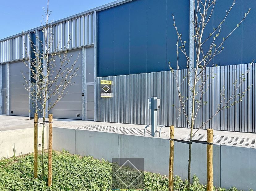 Benaderende OPPERVLAKTEN:&lt;br /&gt;
Constructie - bewoonbare oppervlakten&lt;br /&gt;
Loods: 264m²&lt;br /&gt;
Parkeerplaatsen: gemeenschappelijk met laadpalen én hyp