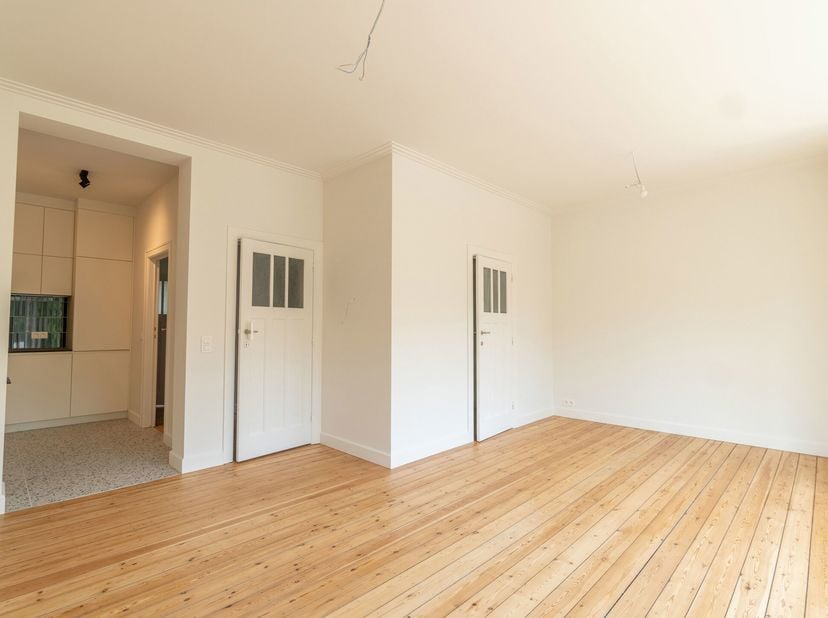 À découvrir sans tarder ! Idéalement situé entre les stations Gribaumont et Joséphine-Charlotte, au premier étage dune élégante maison de maître entiè