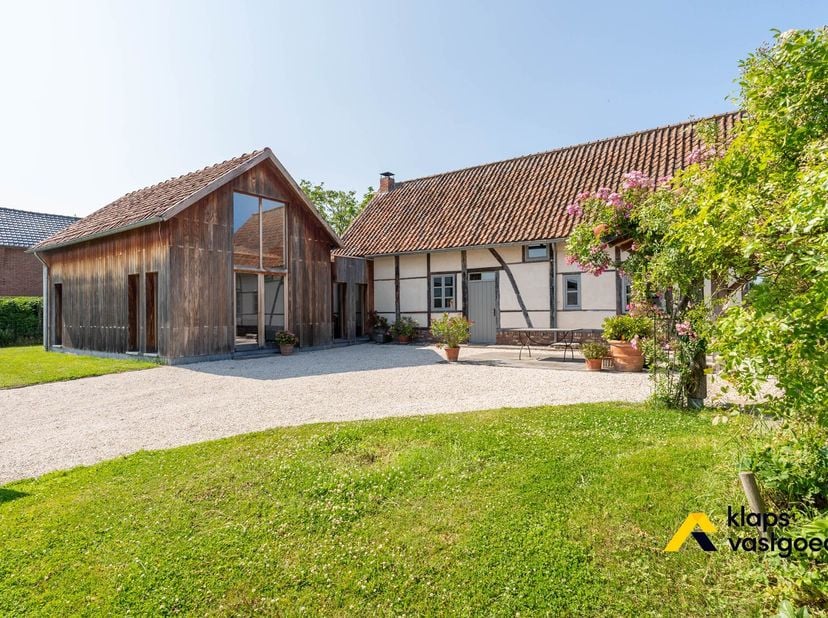 In Vliermaalroot, een landelijke deelgemeente van Hasselt, wacht deze vakwerkhoeve op een nieuwe eigenaar. Een pièce unique, durven we gerust stellen.