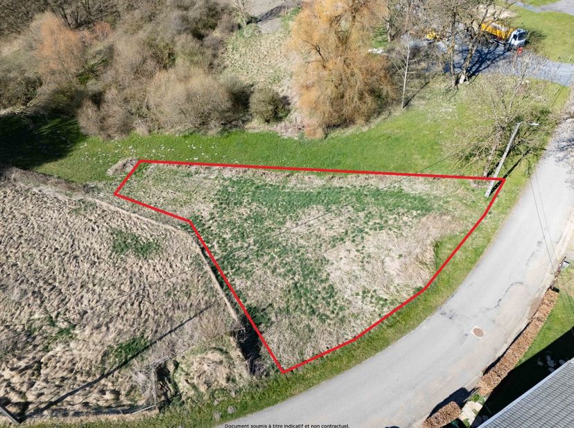 ERA B-LUX vous propose ce superbe terrain de plus de 8 ares, situé dans une rue calme en cul-de-sac à Honville. Avec une façade de 37 mètres, il offre