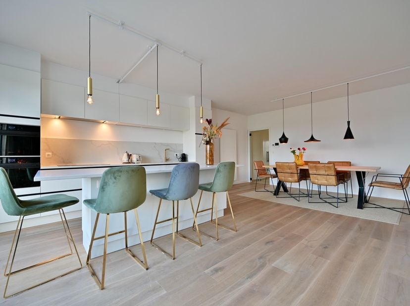 Welkom in dit prachtig gerenoveerde appartement van 125 m², gelegen aan de rand van de bruisende stad Hasselt. Dit stijlvolle en instapklare tweeslaap