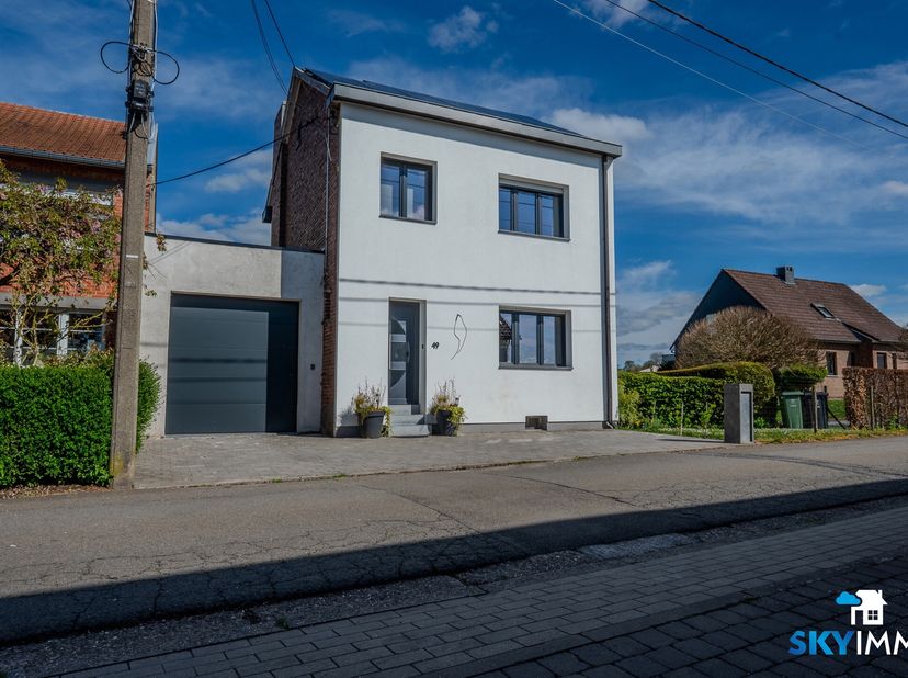L&#039;agence SKYIMMO vous propose cette jolie maison de 232 m2 située dans un endroit calme et paisible de Lambermont et est composée comme suit:&lt;br /&gt;
AU