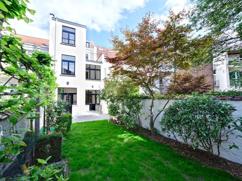 Dicht bij alle voorzieningen, zeer aantrekkelijke eengezinswoning met ruime accommodatie. Aantrekkelijke hal, grote woonkamer van meer dan 50 m². Aant