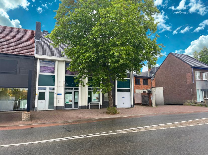 Handelspand groot 482m² met tuin en inpandige garage op 3a85ca. Dit pand, gekend als een voormalig bankfiliaal, is gelegen op een commerciële toplocat