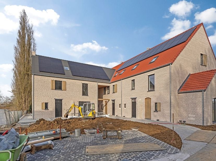 Veilig verscholen onder de kerktoren, midden in de pittoreske dorpskern van Wakkerzeel, op een boogscheut van Leuven en vlakbij alle belangrijke inval