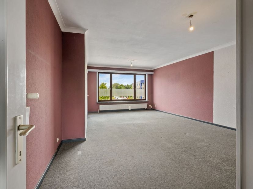 In het hart van Stekene, aan de Kerkstraat, vinden we dit ruime appartement met 2 slaapkamers op de tweede verdieping van een kleinschalig gebouw. Een
