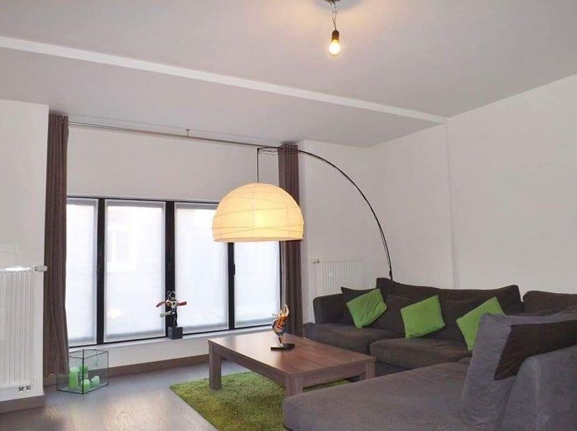 Duplexappartement centraal gelegen in het boeiende en levendige centrum van Bilzen, O.L.V.-straat 8.&lt;br /&gt;
Winkels, restaurants, scholen en openbaar v