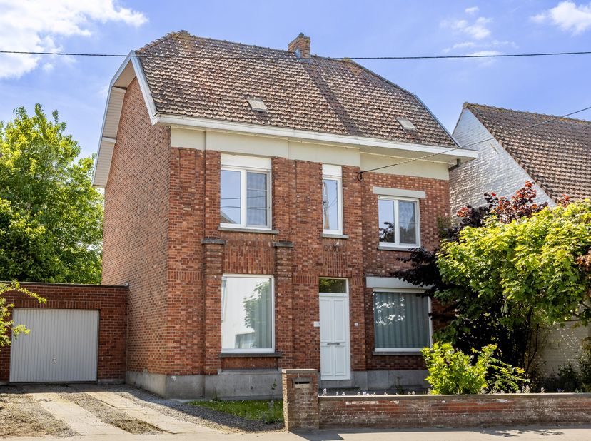 Op een perceel van maar liefst 700 m² en pal in het centrum is deze klassieke burgerwoning gelegen. Ze heet u welkom langs de authentieke inkomhal, di