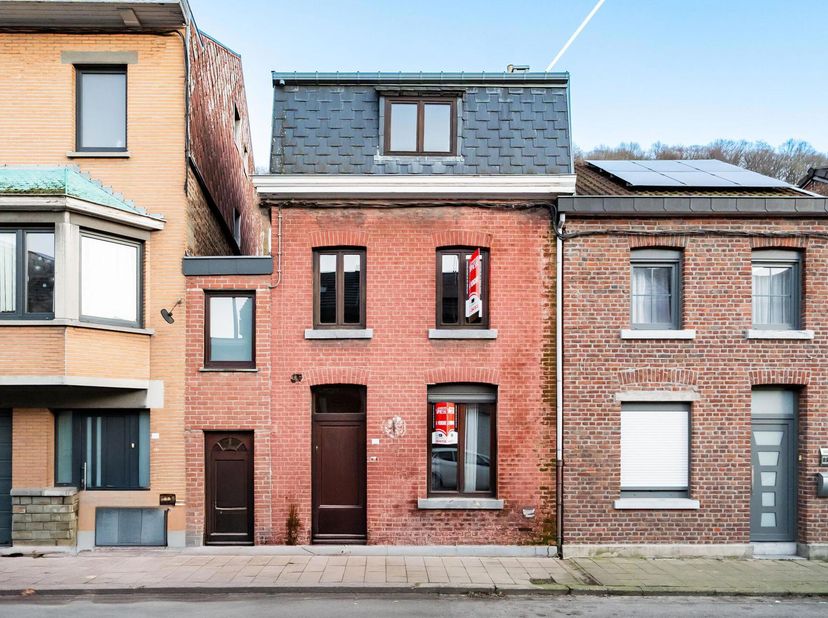 Situé sur un axe principal à proximité de toutes commodités et à 15 min du centre de Liège, maison deux façades à rafraichir.&lt;br /&gt;
Elle se compose co