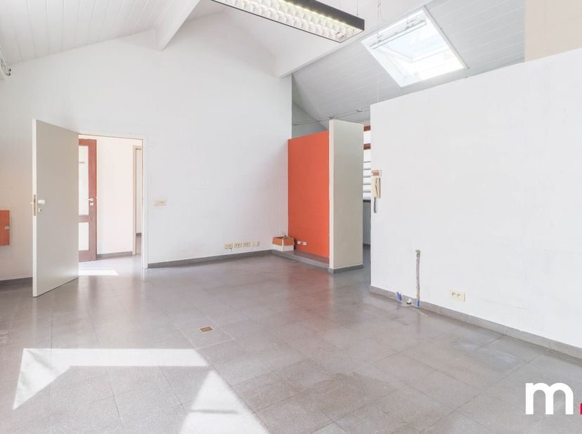 Deze voormalige praktijkruimte biedt de perfecte basis om te transformeren naar uw specifieke wensen en vereisten. De locatie is optimaal, met gemakke
