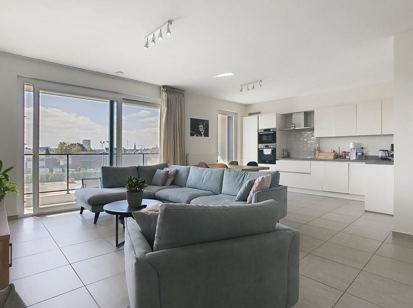 Le moyen le plus rapide pour visiter cet appartement? Demandez votre visite via le bouton rouge de notre site Web (www.dewaele.com) et vous serez cont