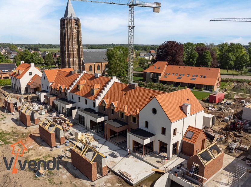 Aan de rand van het centrum op een zeer unieke en rustige locatie onder de schaduw van de Sint-Michielskerk treft u dit stijlvolle en authentieke nieu