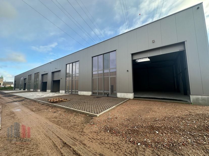 Nieuwbouw KMO-unit van 224 m² en 2 privatieve parkeerplaatsen te koop in Wevelgem.&lt;br /&gt;
&lt;br /&gt;
De geïsoleerde casco magazijnruimte is opgebouwd uit e