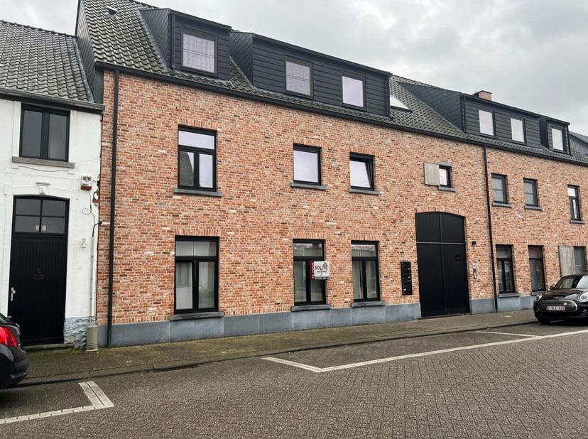 Instapklaar gelijkvloers appartement (124m²) met 3 slaapkamers, terras met tuintje en ondergrondse parkeerplaats.&lt;br /&gt;
Indeling: inkomhal met vestiai