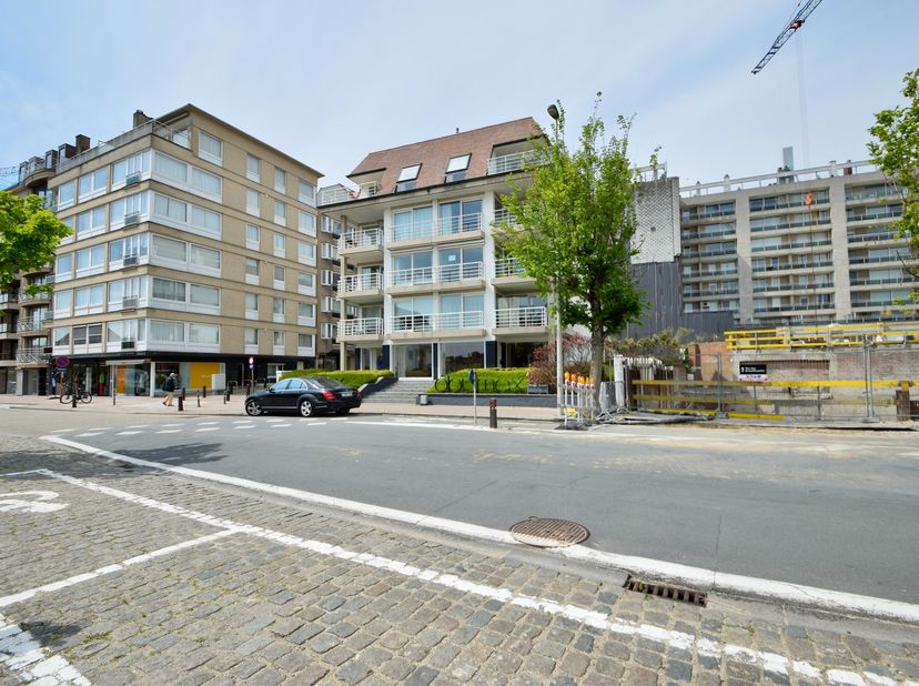 Gemakkelijk toegankelijke autostaanplaats met prachtige berging op de verdieping -1 gelegen in een villa residentie in het Zoute vlakbij de Approach m
