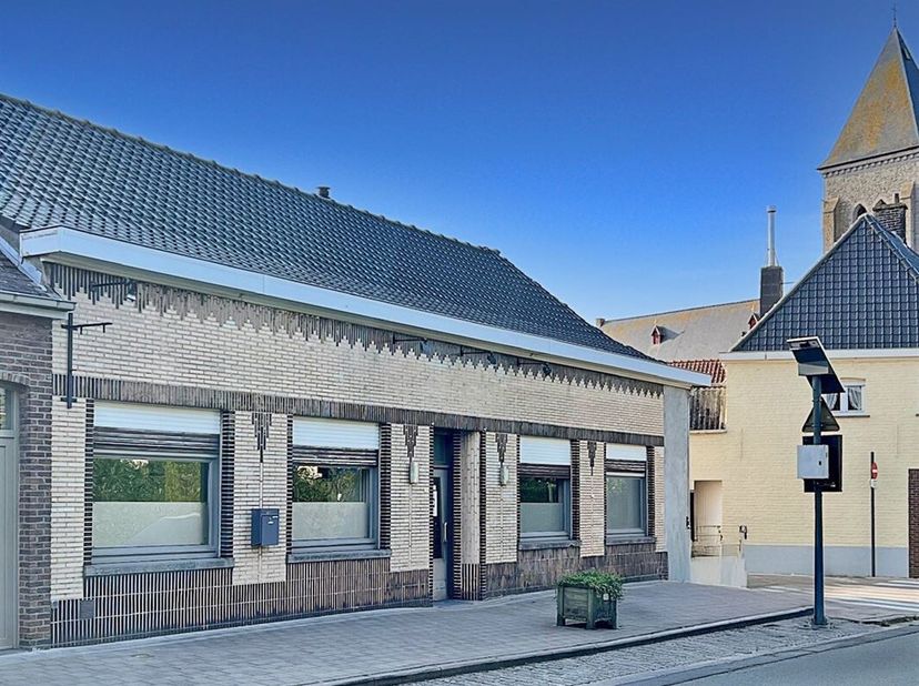 Bienvenue dans cet espace commercial plein de charme, une ancienne salle de café avec comptoir, comprenant un bureau attenant, une cuisine, une salle