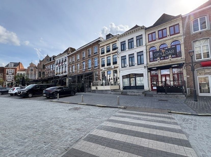 Tof en goed gelegen café te Diest. Gelegen op de historische en gezellige Markt.&lt;br /&gt;
&lt;br /&gt;
- Parkeren op de Markt&lt;br /&gt;
- Terras voor de deur&lt;br /&gt;
