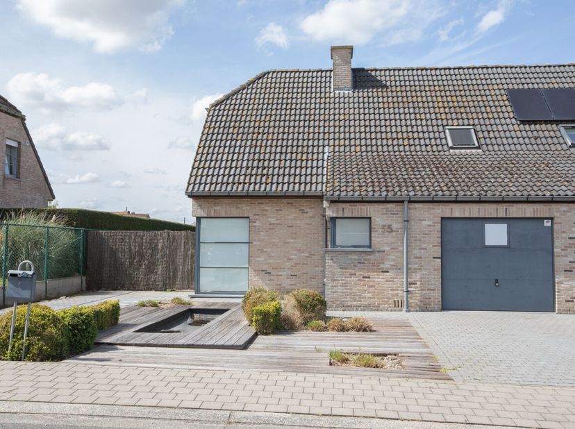 RUIME GEZINSWONING MET ZONNIGE TUIN &amp; VEEL POTENTIEEL!   &lt;br /&gt;
  &lt;br /&gt;
Deze charmante woning biedt een uitstekende basis voor wie op zoek is naar ru
