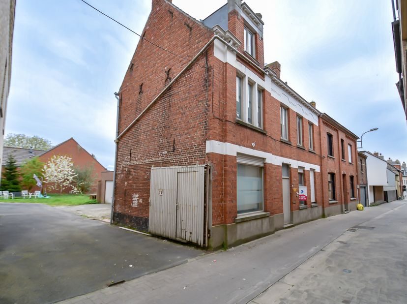 Grote woning met 4 slaapkamers en grote garage in centrum Oedelem.&lt;br /&gt;
&lt;br /&gt;
Samenstelling (ruimtes en gedeelten): op het gelijkvloers: GROTE inkom