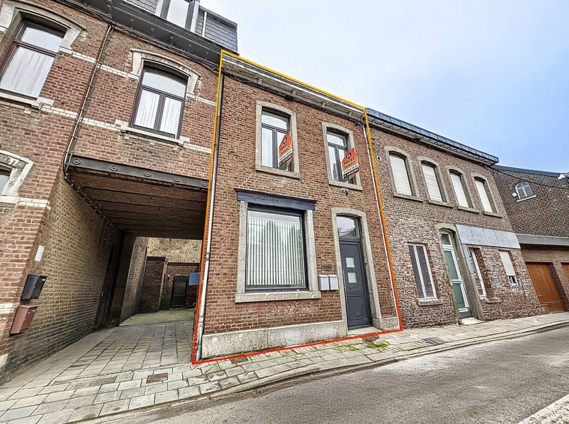 Nigel IMMO vous présente cette maison 2 façades pleine de potentiel, idéalement située dans la commune de Trooz. Offrant une superficie totale de 248