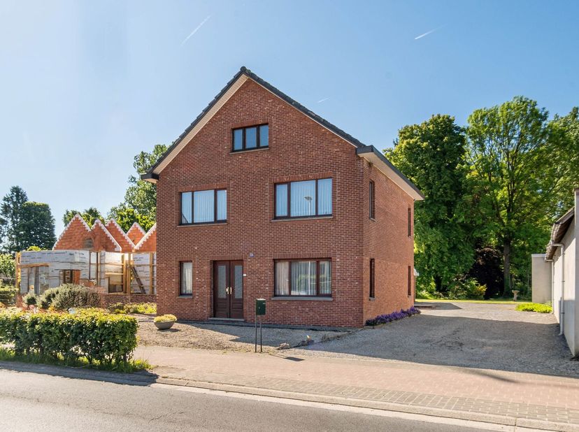 Deze te renoveren vrijstaande woning met een zeer degelijke structuur is gelegen langs de Grootstraat ter hoogte van nummer 88, op een zuid-gericht pe