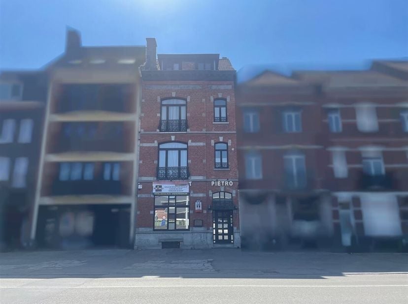 Immeuble de rapport en parfait état, idéalement situé au centre-ville de Tournai, sur 2 ares 60 centiares, comprenant 2 entités distinctes (commerce +