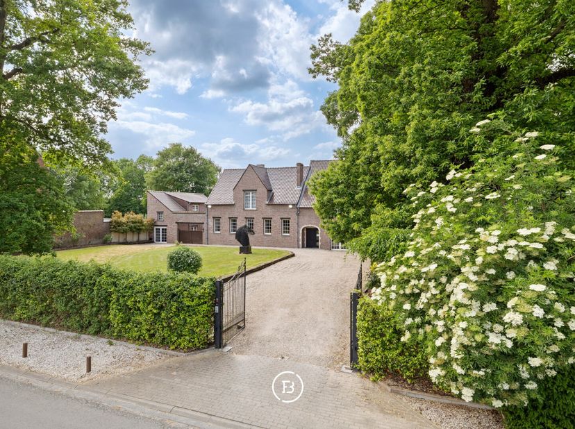 Deze karaktervolle villa is gelegen in een rustige en groene residentiële omgeving in Wemmel en biedt een zee aan ruimte, comfort en mogelijkheden. De