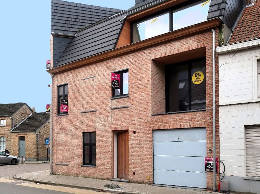 Op een uitstekende locatie in centrum Gistel treffen we deze nieuwbouw garagebox aan met automatische poort. De afmetingen van deze garagebox zijn 5,5