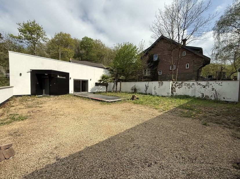 Bungalow contemporain situé à proximité du centre d&#039;Aywailles, proche des commerces et des axes autoroutiers Liège Luxembourg comprenant hall d&#039;entrée