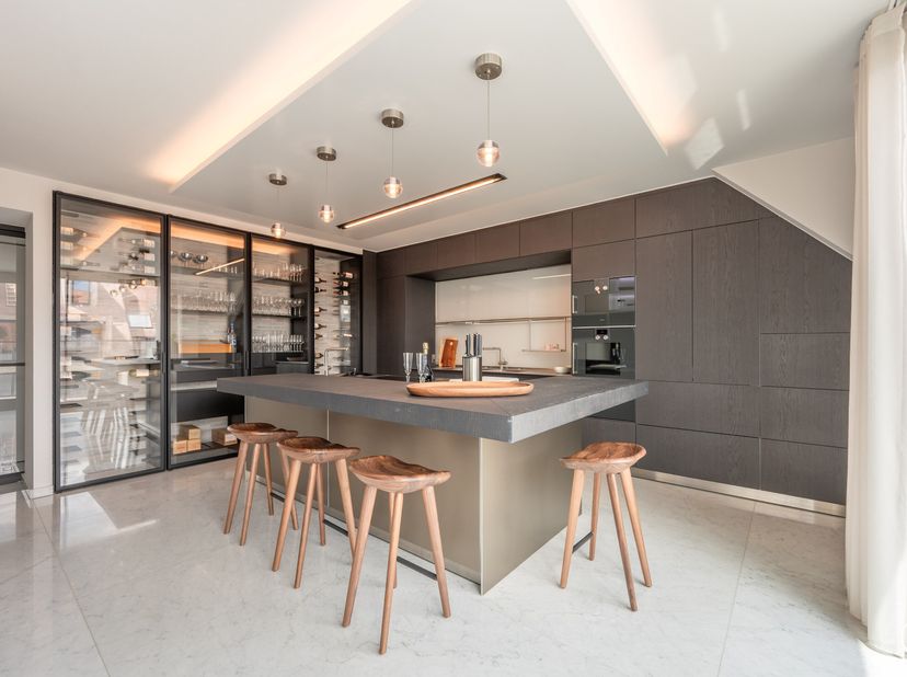 Appartement en duplex prestigieux de 273,5m² (façade 26,5m) avec 4 chambres et terrasse de 25m². Finition de luxe. AMÉNAGEMENT : Au 5ème étage : Salon