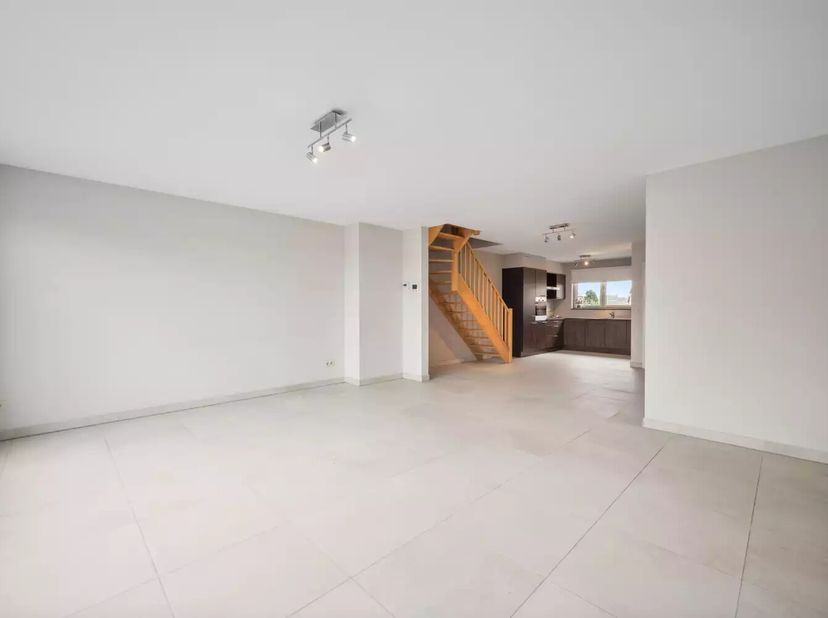 STEENOKKERZEEL&lt;br /&gt;
Plus d&#039;infos: verhuur@aefimmo.be&lt;br /&gt;
Cet appartement duplex spacieux et lumineux offre 133m² de surface habitable (valeur selon