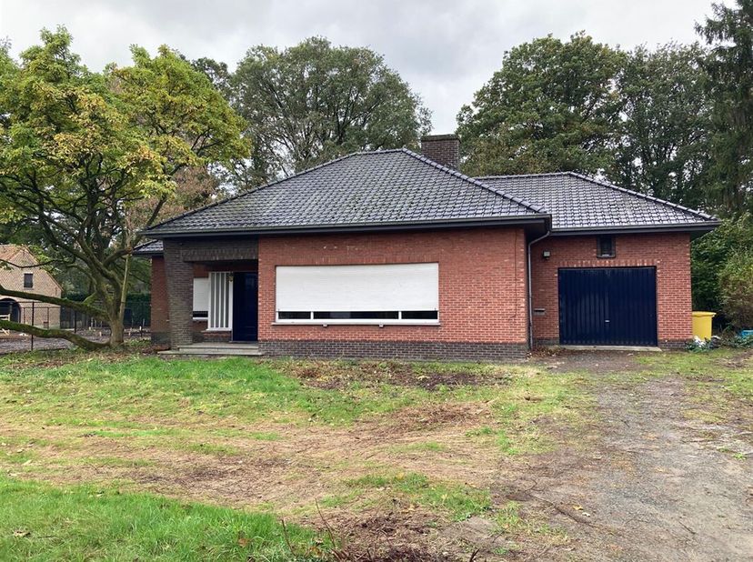 Deze woning uit de jaren 60 is ingeplant op ±18m achter de rooilijn op een ruim perceel, breedte 34m, met zicht op de achterliggende weiden.&lt;br /&gt;
De