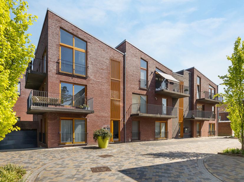 GRONDPLAN + 3D + FLOORPLANNER + VOLLEDIGE BESCHRIJVING OP DE WEBSITE www.bauwensvastgoed.beInstapklaar Gelijkvloers Appartement met Tuin in Groene Omg