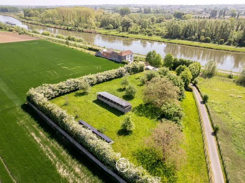 Situé sur les rives pittoresques de l&#039;Escaut, sur un terrain de 6 387 m², cette propriété finement finie offre la combinaison parfaite de luxe, de tra