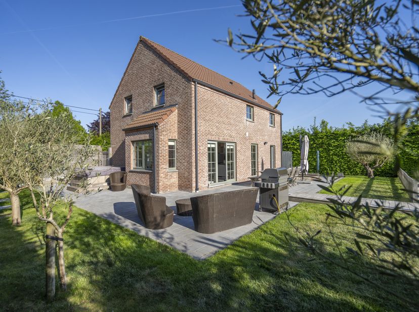 Bent u op zoek naar een luxe villa in Kaster (Anzegem) waar comfort en ontspanning centraal staan? Deze energiezuinige woning met een gunstige EPC (B)